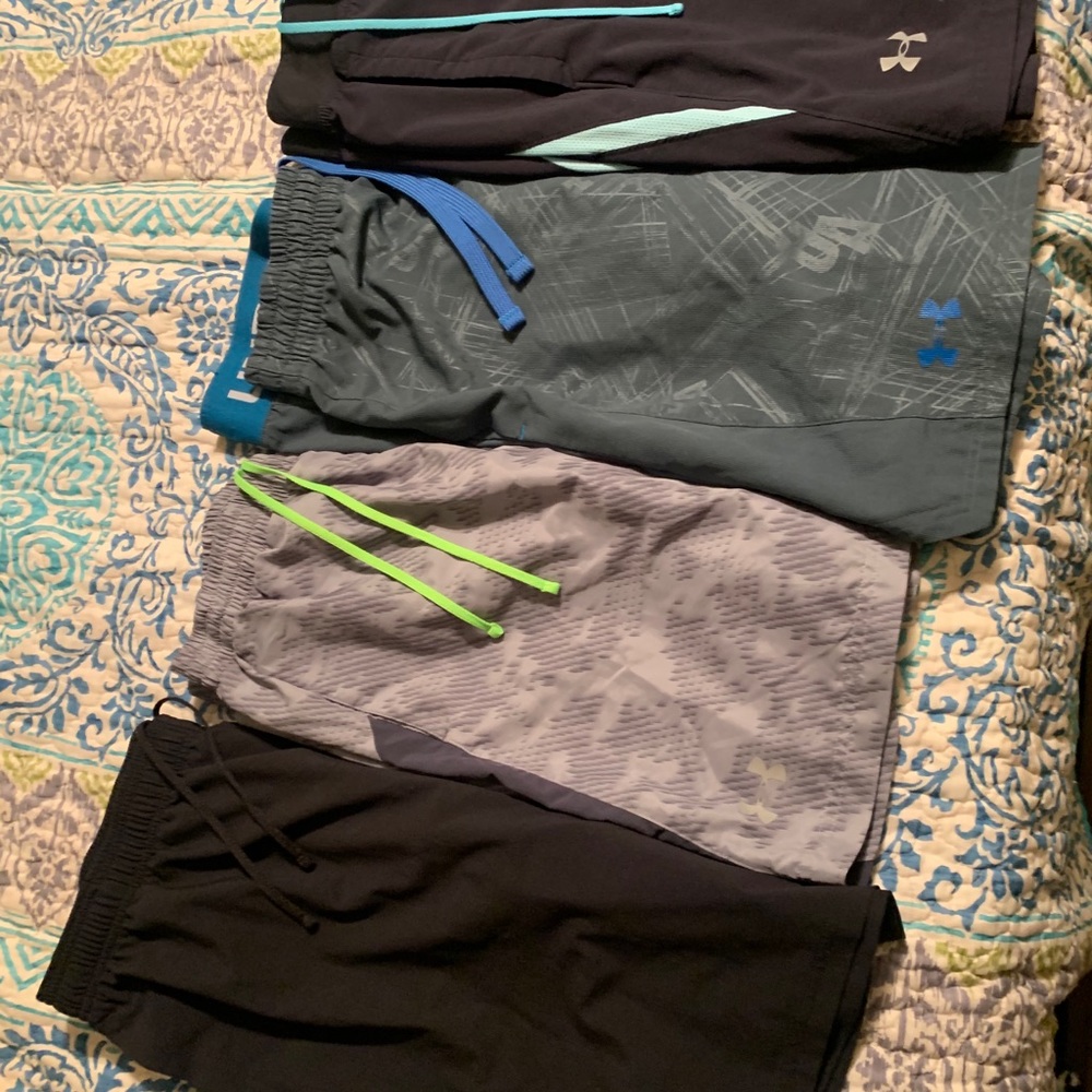 4 pairs men’s Under Armour shorts L